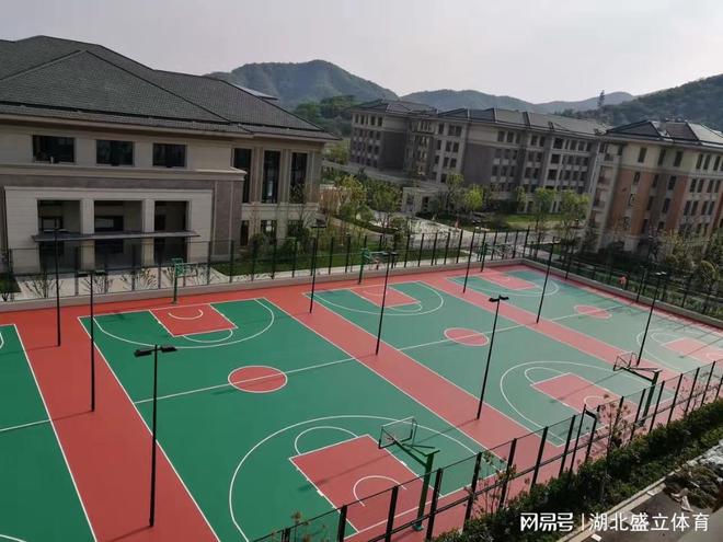 beat365在线体育丙烯酸球场和硅PU球场哪个更适合做篮球场地面材料？